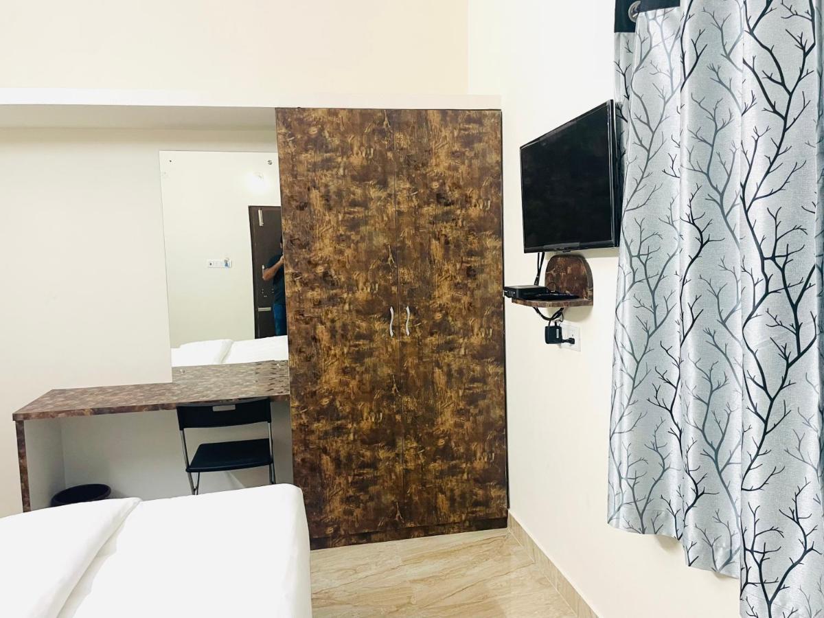 Lsr Service Apartments Тирупати Екстериор снимка