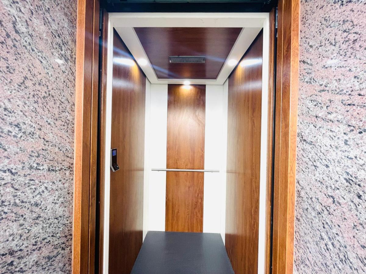 Lsr Service Apartments Тирупати Екстериор снимка